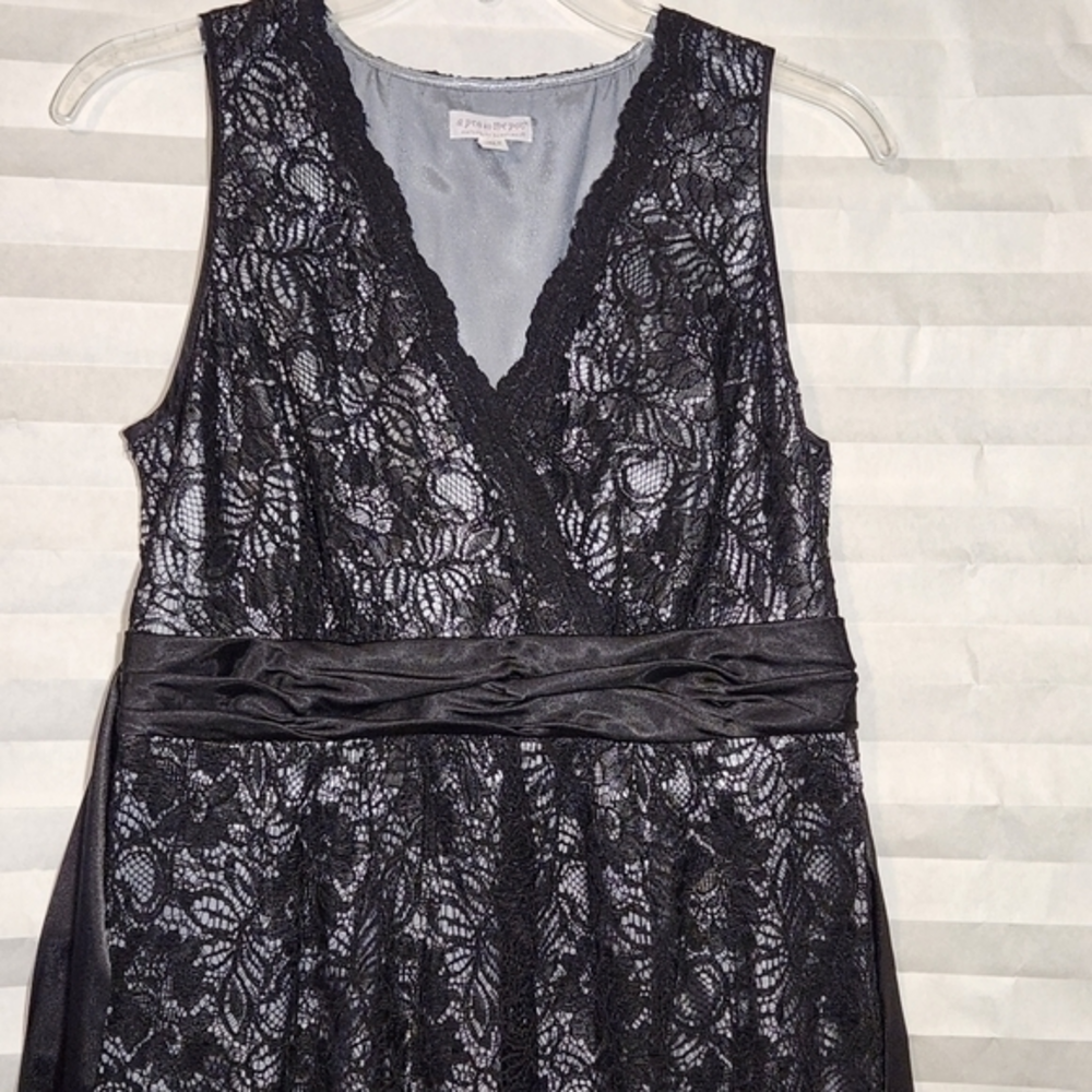 A Pea in the Pod Maternity Lace Dress Overlay Gray SIlk type Size Small Side Zip